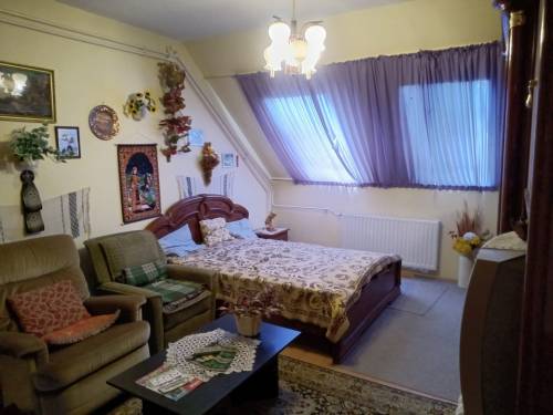 Eladó bútorozott, 40 m²-es lakás Hévíz központjában 001