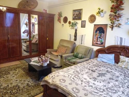 Eladó bútorozott, 40 m²-es lakás Hévíz központjában 002